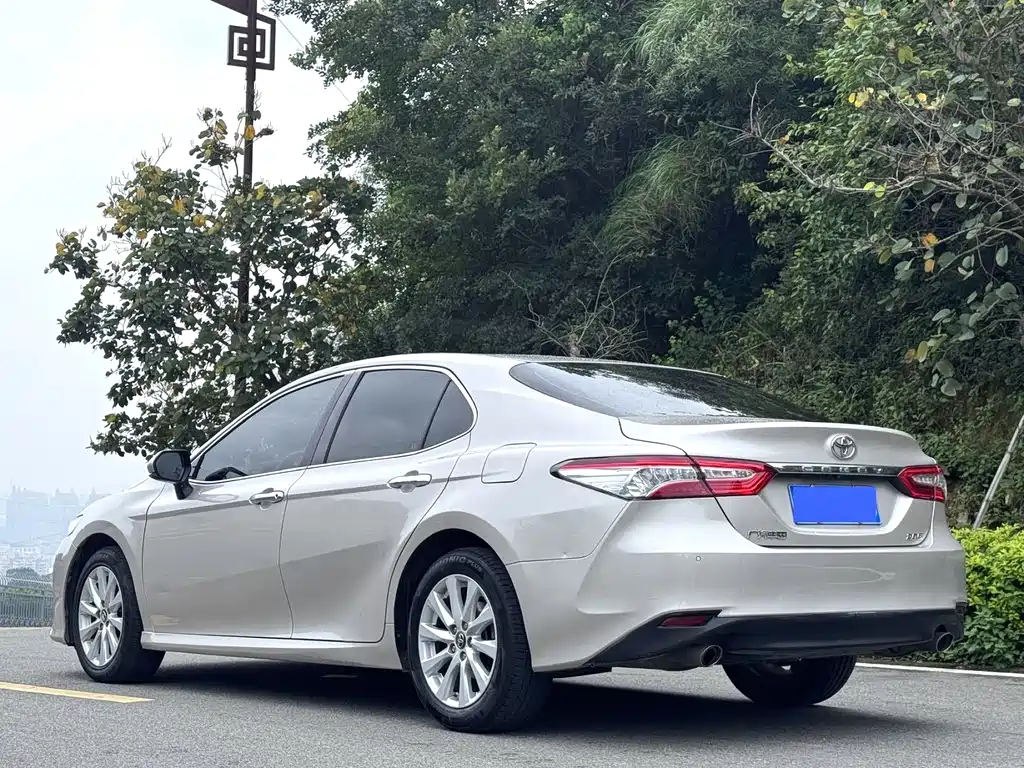 Toyota Camry 2021 — фото 7