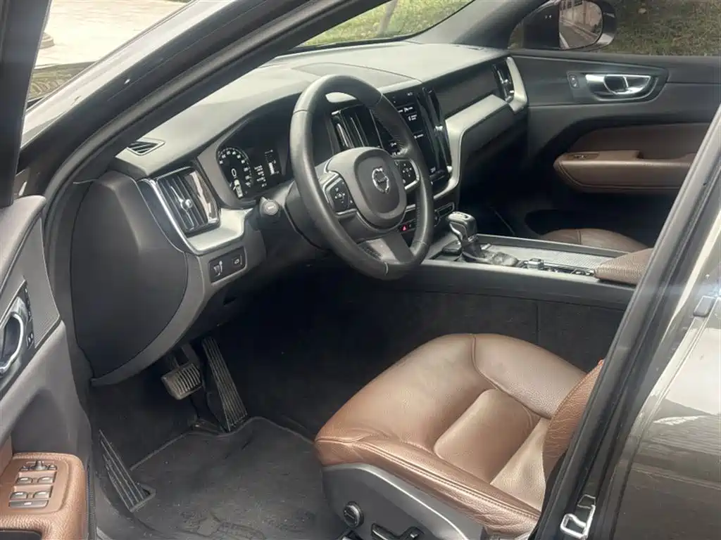 Volvo XC60 2021 — фото 13