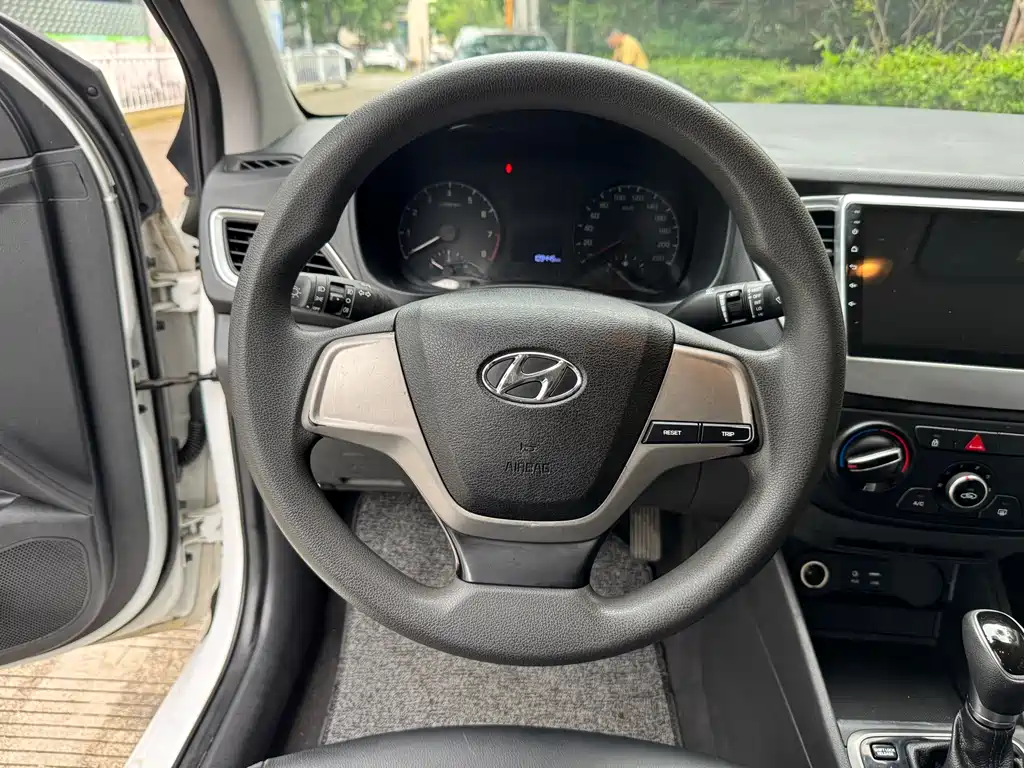 Hyundai Verna 2017 — фото 15