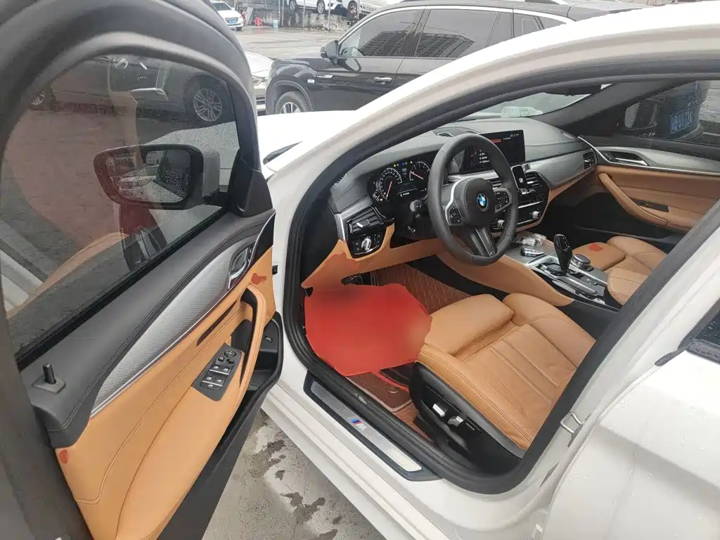 BMW 5 Series 2018 — фото 12