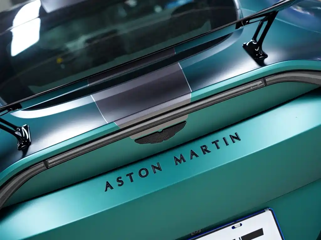 Aston Martin V8 Vantage 2024 — фото 8