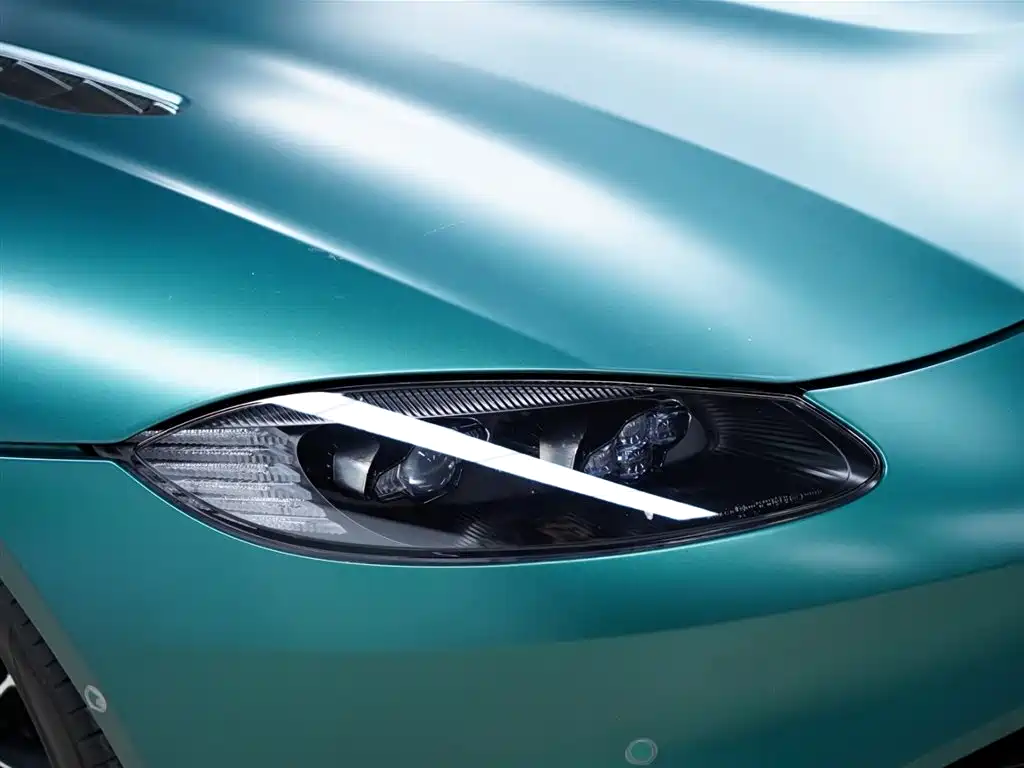 Aston Martin V8 Vantage 2024 — фото 15