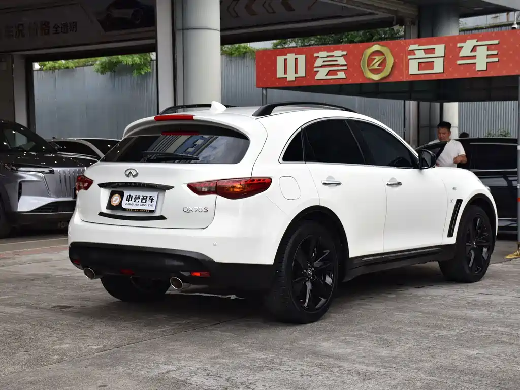 Infiniti QX70 2016 — фото 20