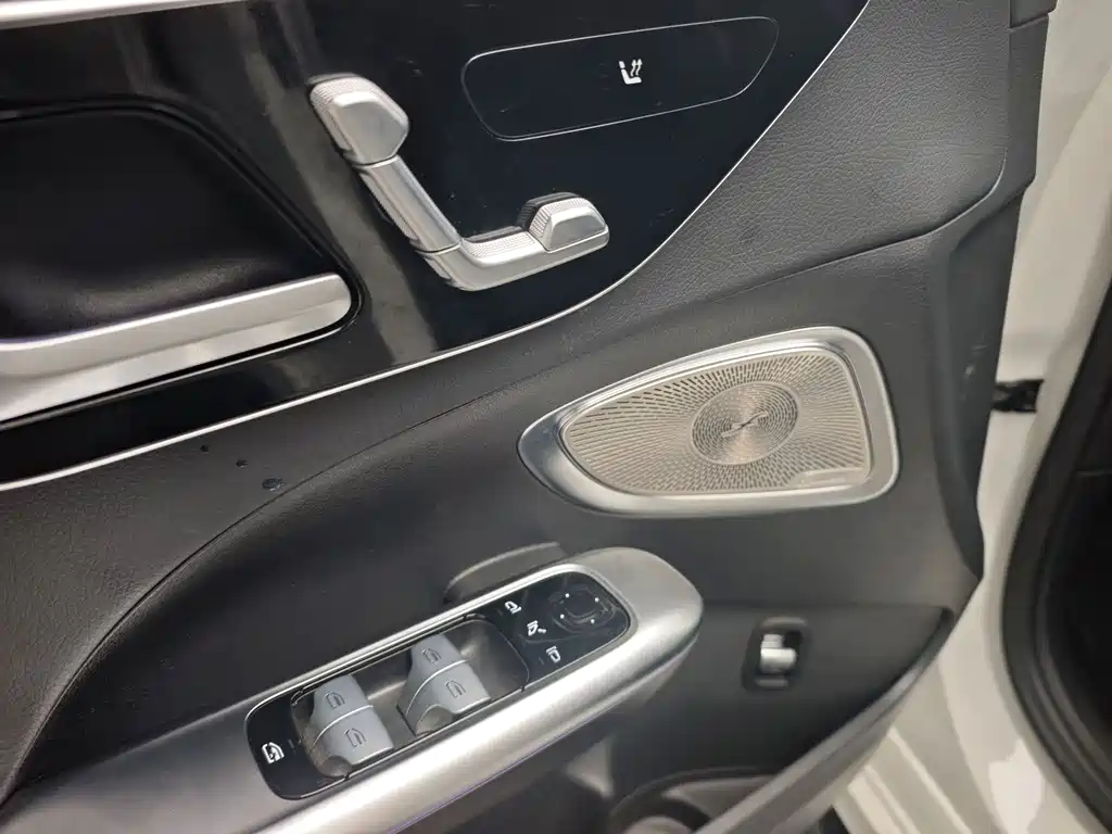 Mercedes-Benz C-Class 2024 — фото 12