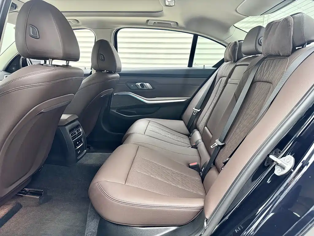 BMW 3 Series 2025 — фото 13
