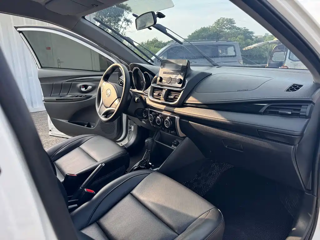 Toyota Yaris L 2022 — фото 13