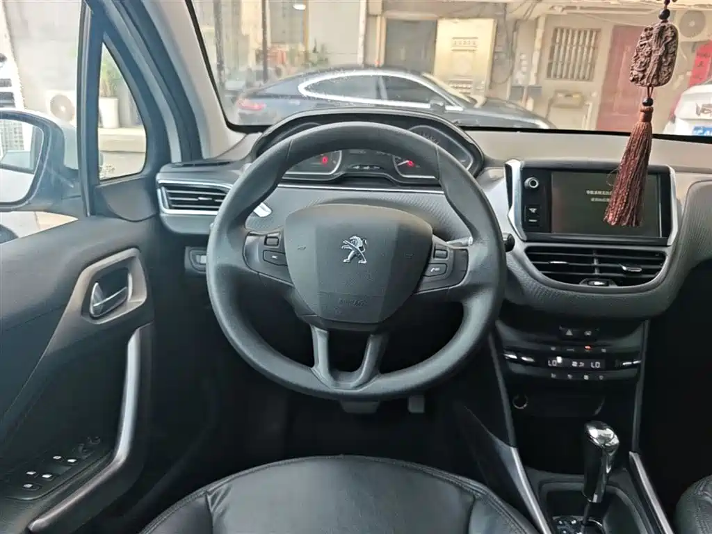 Peugeot 2008 2015 — фото 11