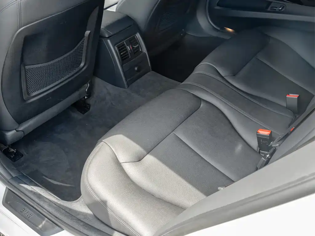 BMW 3 Series 2018 — фото 14