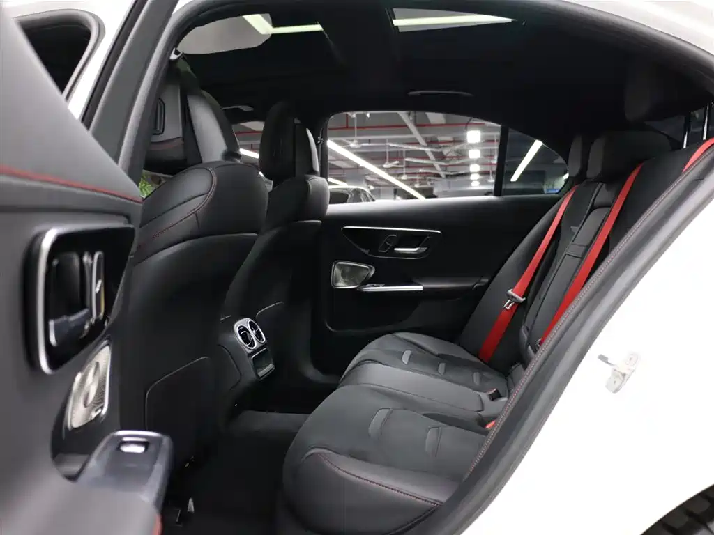 Mercedes-Benz C-Class AMG 2025 — фото 17