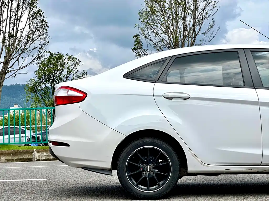 Ford Fiesta 2014 — фото 17
