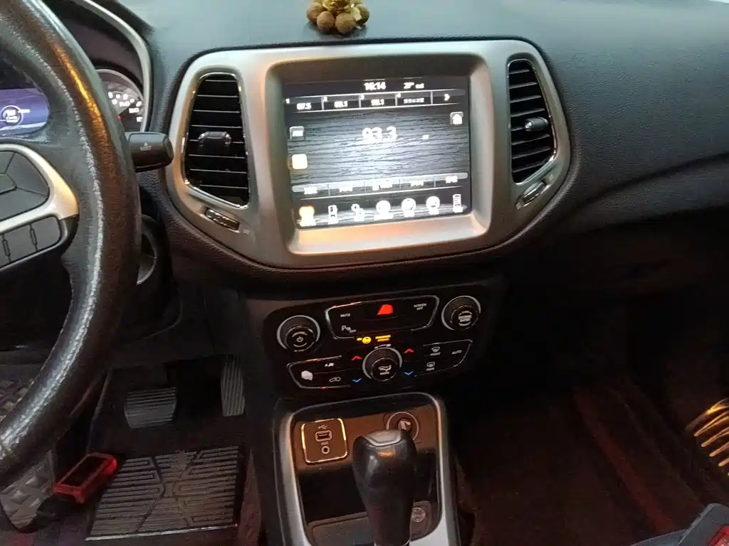 Jeep Compass 2018 — фото 9