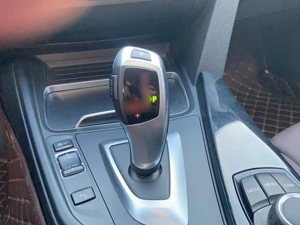 BMW 3 Series 2018 — фото 11