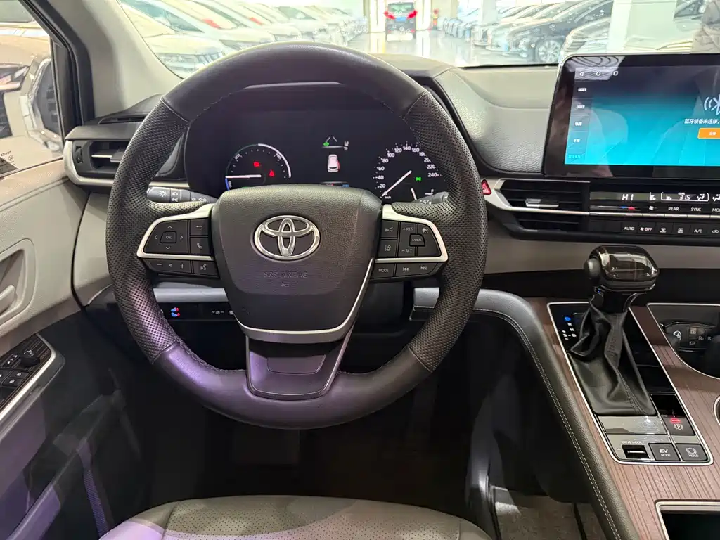 Toyota Sienna 2023 — фото 15