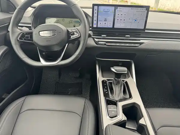 Geely Emgrand 2022