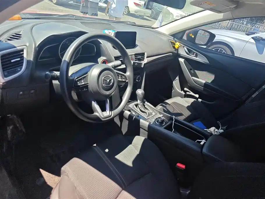 Mazda 3 Axela 2018 — фото 12
