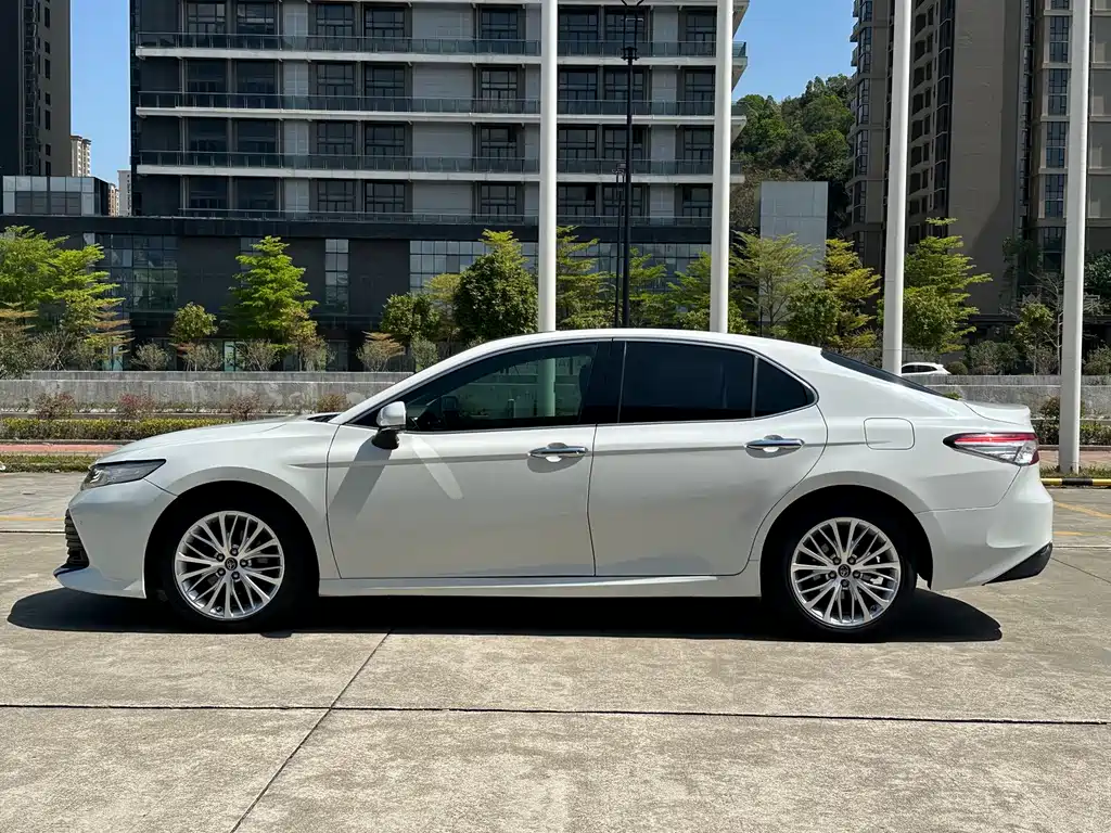 Toyota Camry 2019 — фото 10
