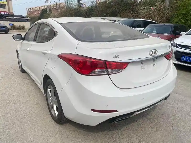 Hyundai Elantra 2014 — фото 10