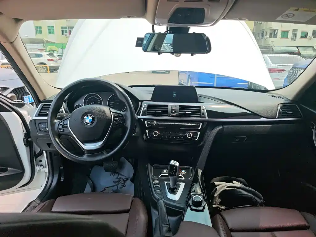 BMW 3 Series 2018 — фото 10