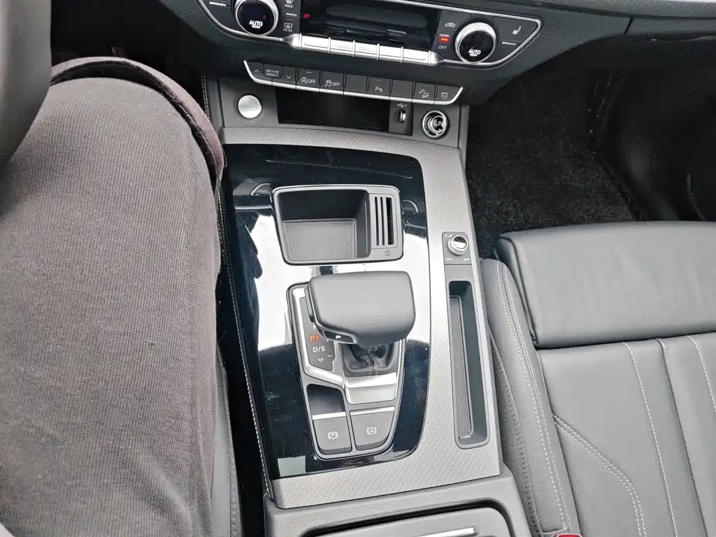 Audi Q5L 2023 — фото 14
