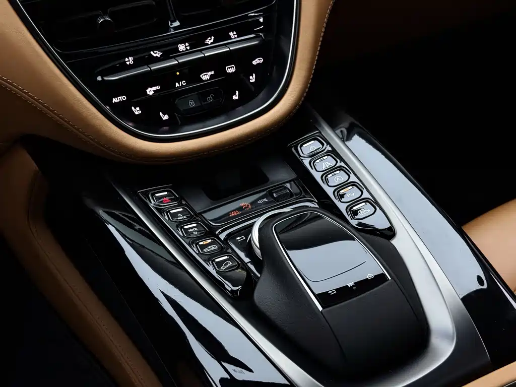 Aston Martin DBX 2021 — фото 18