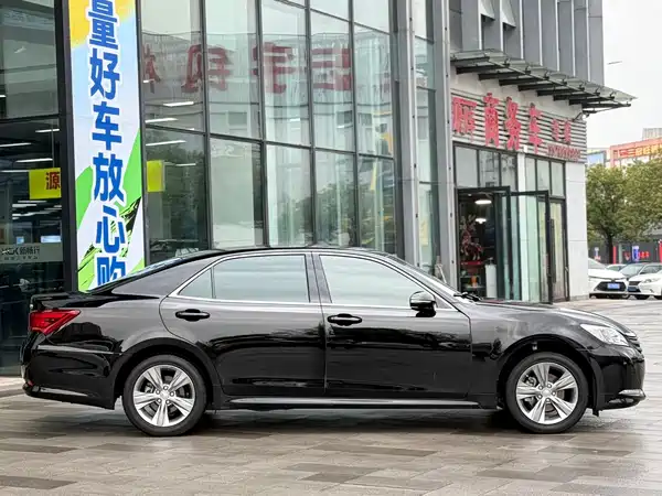 Toyota Crown 2015