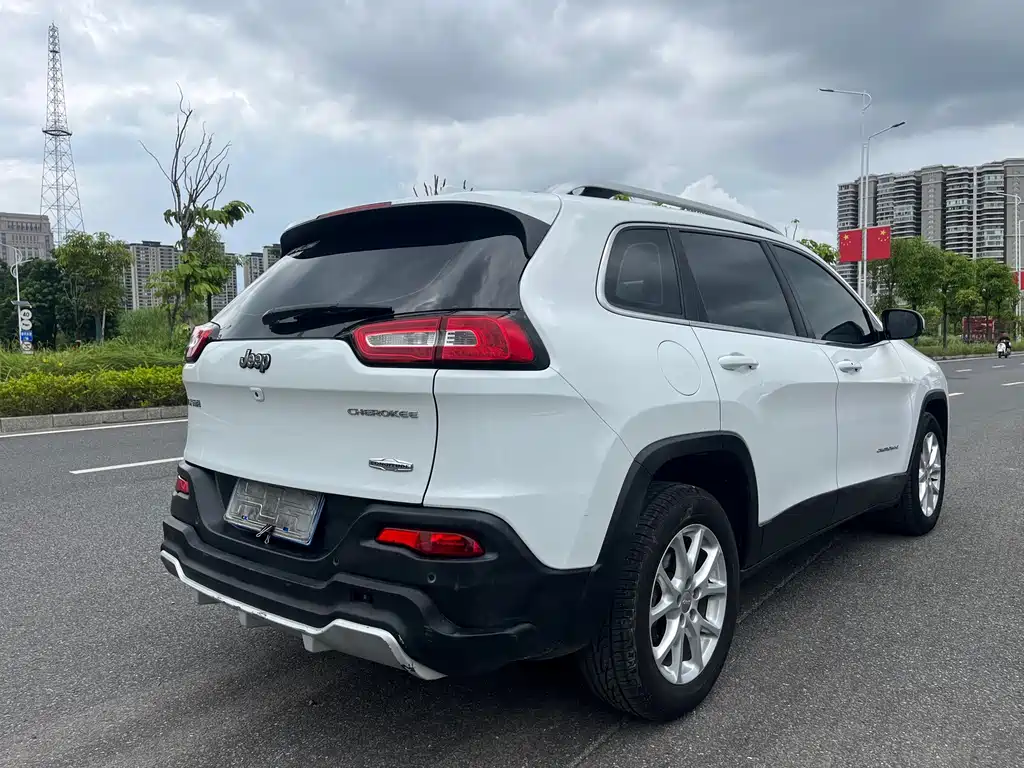 Jeep Cherokee 2016 — фото 8