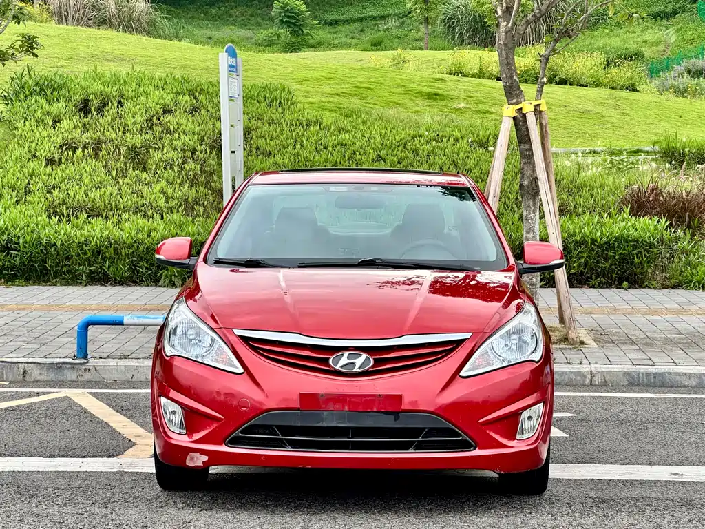 Hyundai Verna 2010 — фото 2