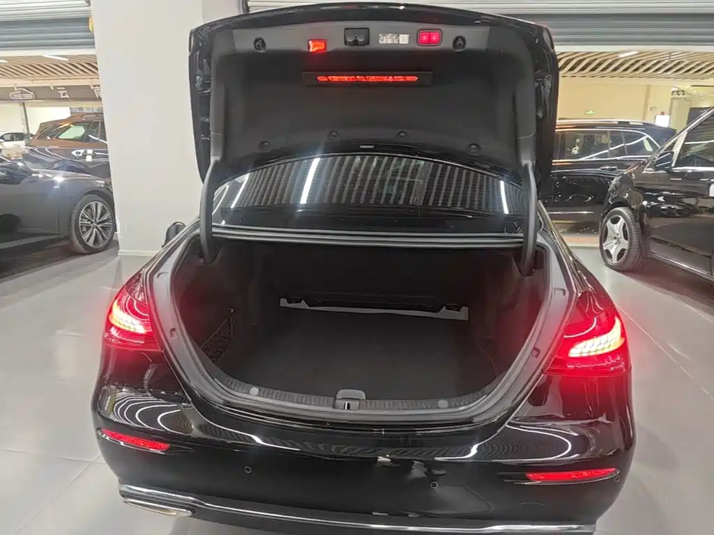 Mercedes-Benz E-Class 2023 — фото 10