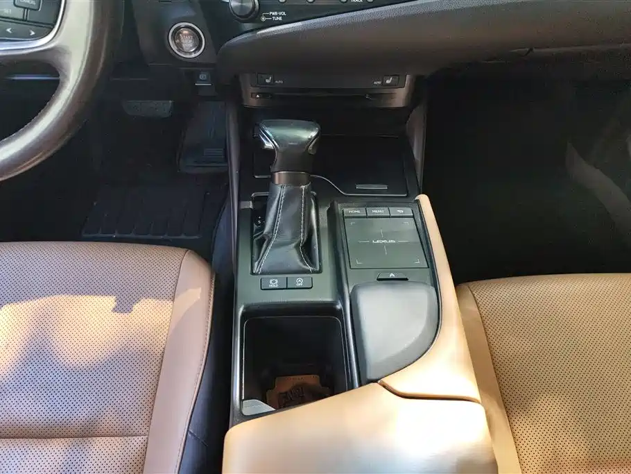 Lexus ES 2019 — фото 16