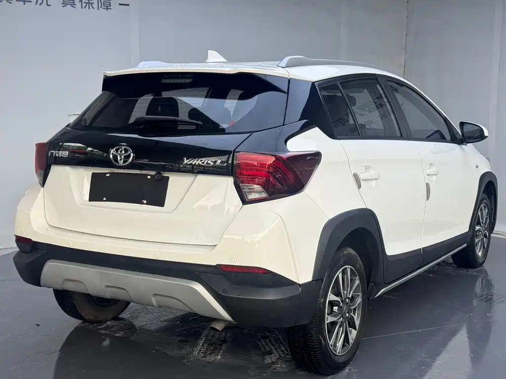 Toyota Yaris L 2022 — фото 6