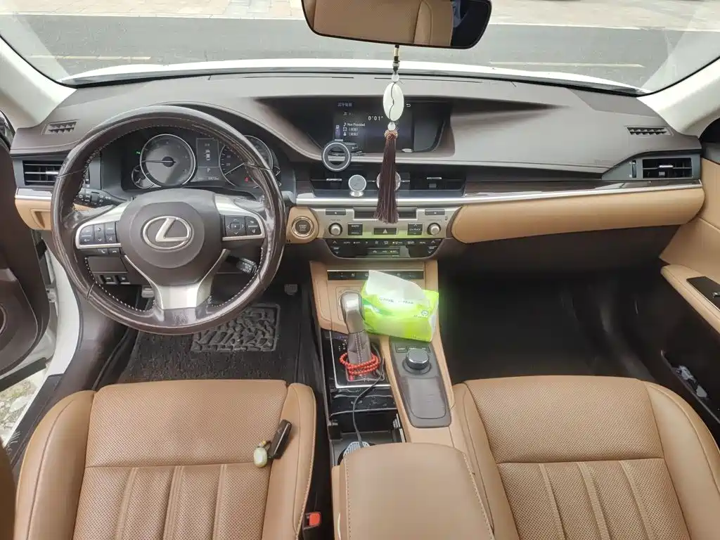 Lexus ES 2017 — фото 13