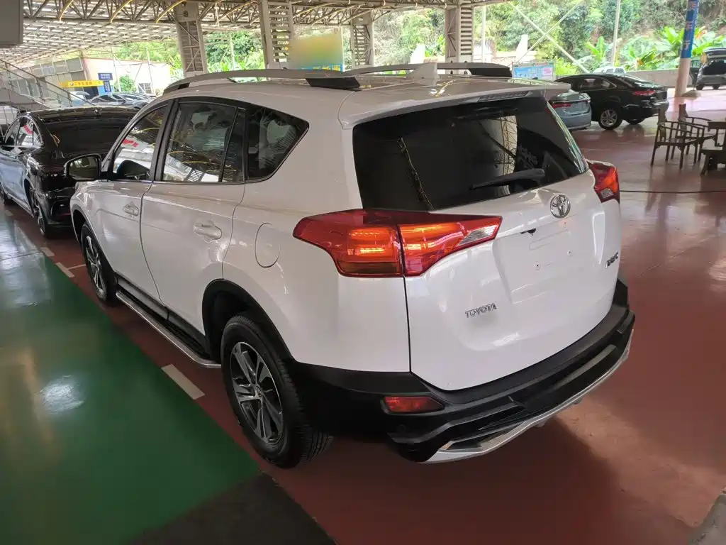 Toyota RAV4 2015 — фото 23