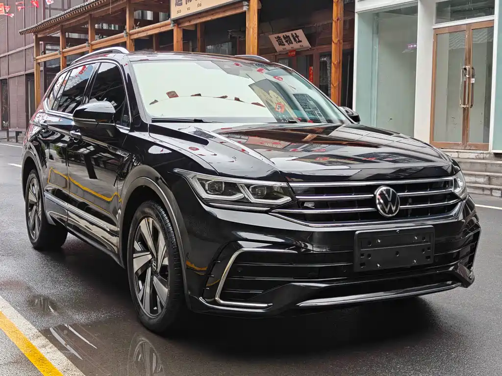 Volkswagen Tiguan L 2023 — фото 1