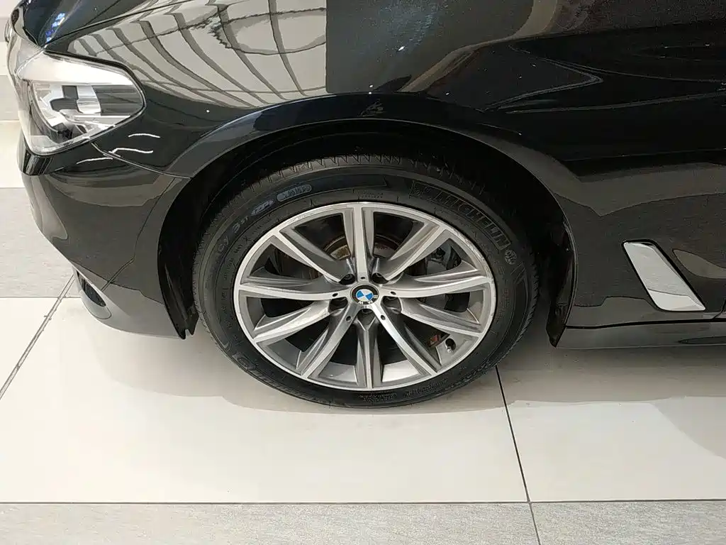 BMW 5 Series 2018 — фото 25