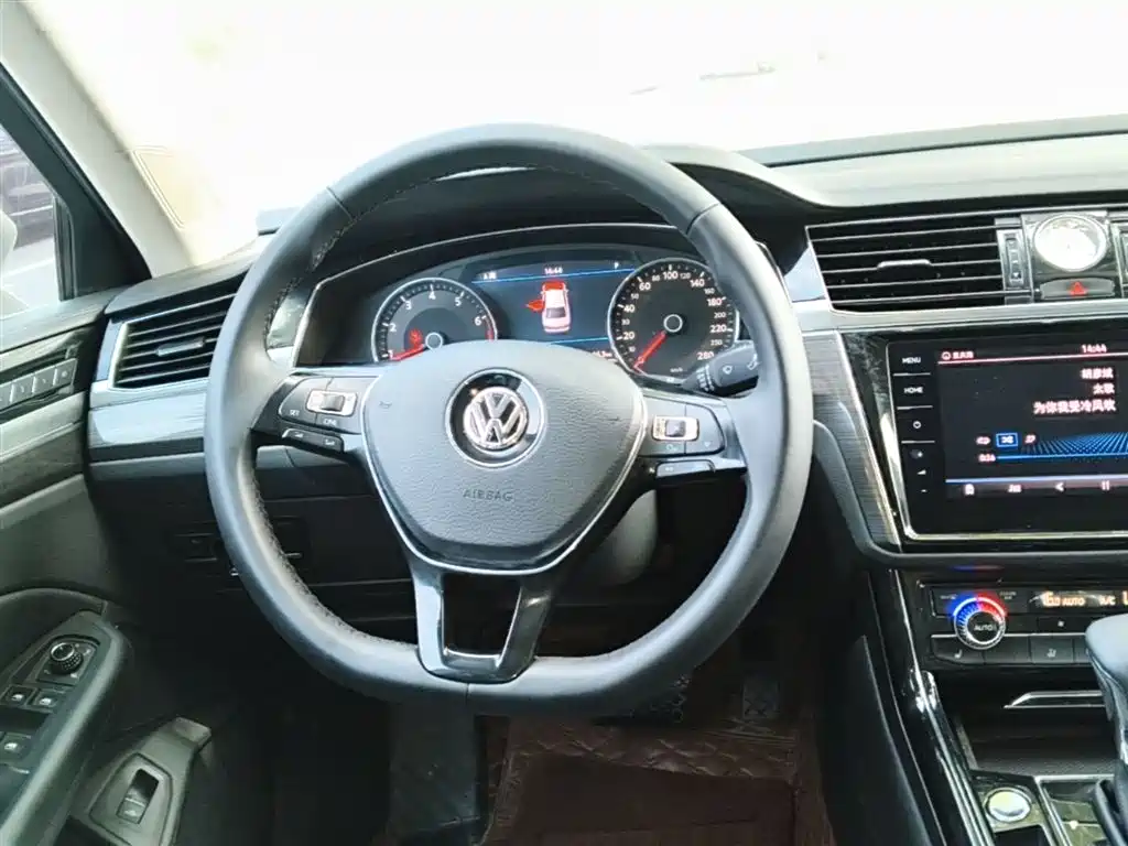 Volkswagen Phideon 2018 — фото 11