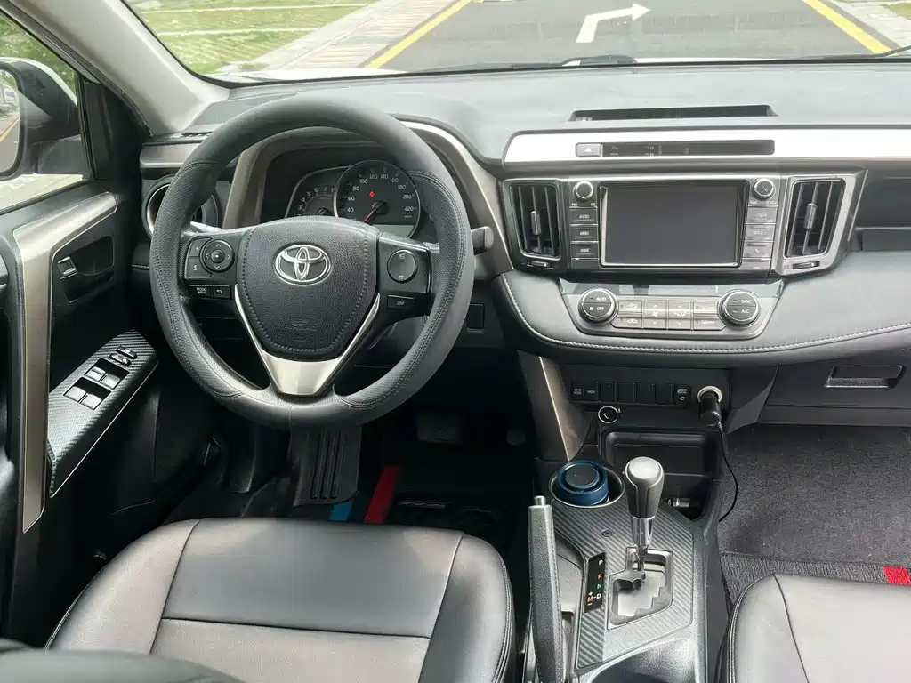 Toyota RAV4 2016 — фото 8