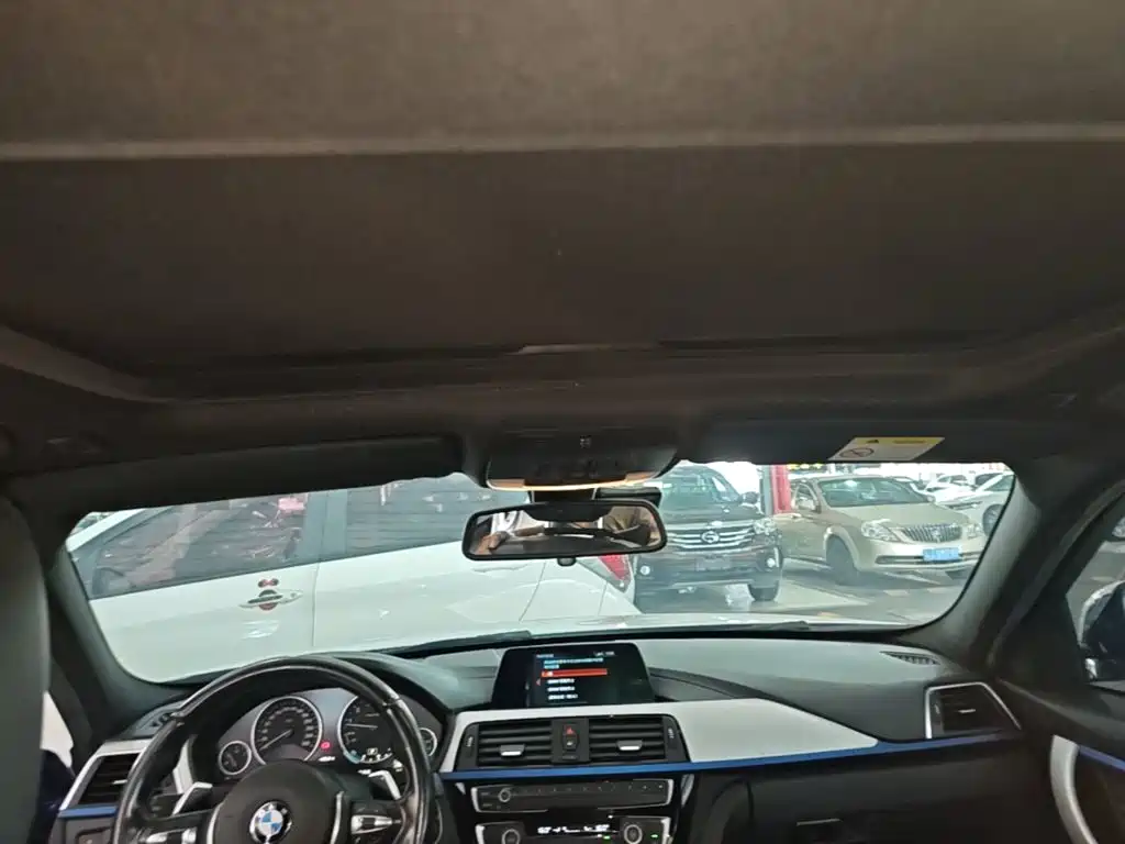 BMW 3 Series 2018 — фото 11