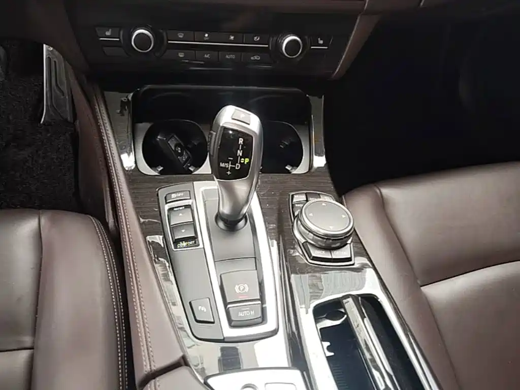 BMW 5 Series 2015 — фото 14