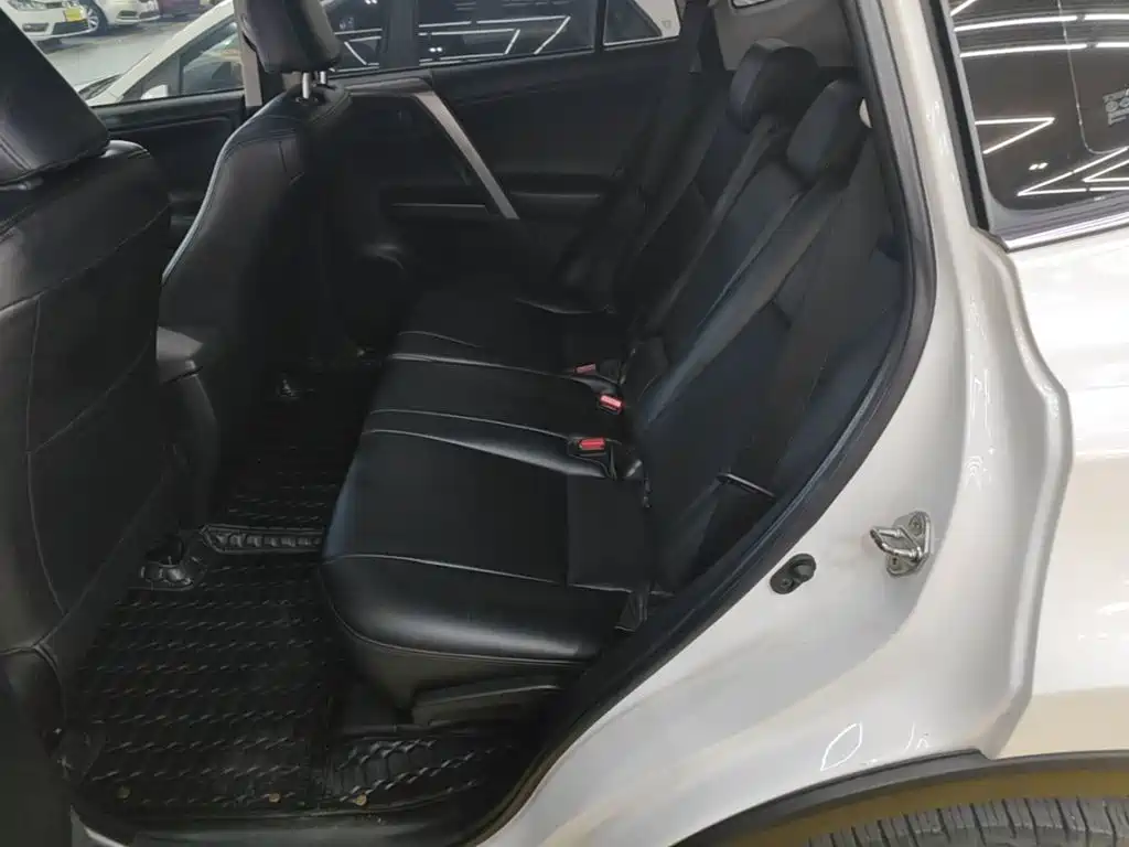 Toyota RAV4 2019 — фото 13