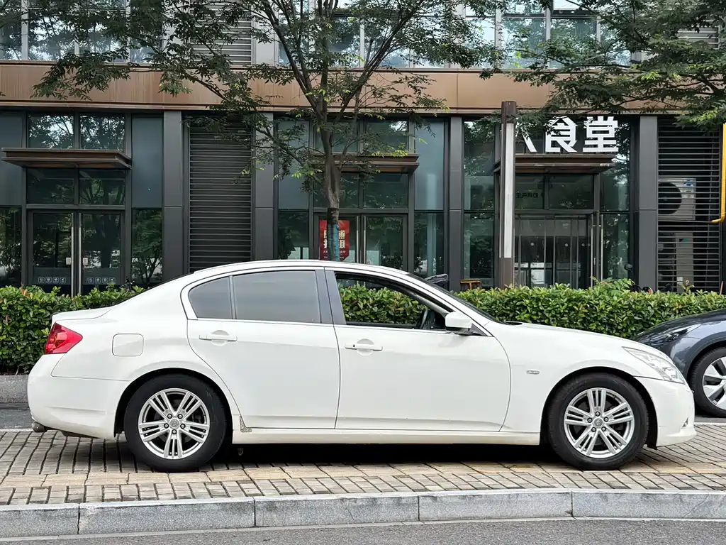 Infiniti G 2012