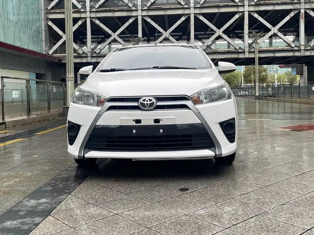 Toyota Yaris L 2015 — фото 2