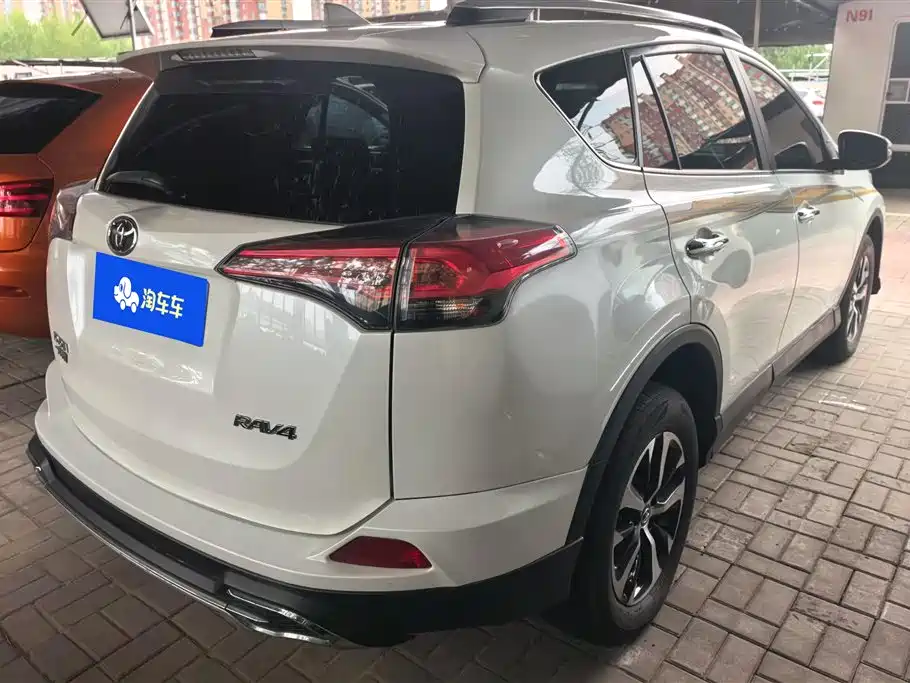 Toyota RAV4 2017 — фото 3