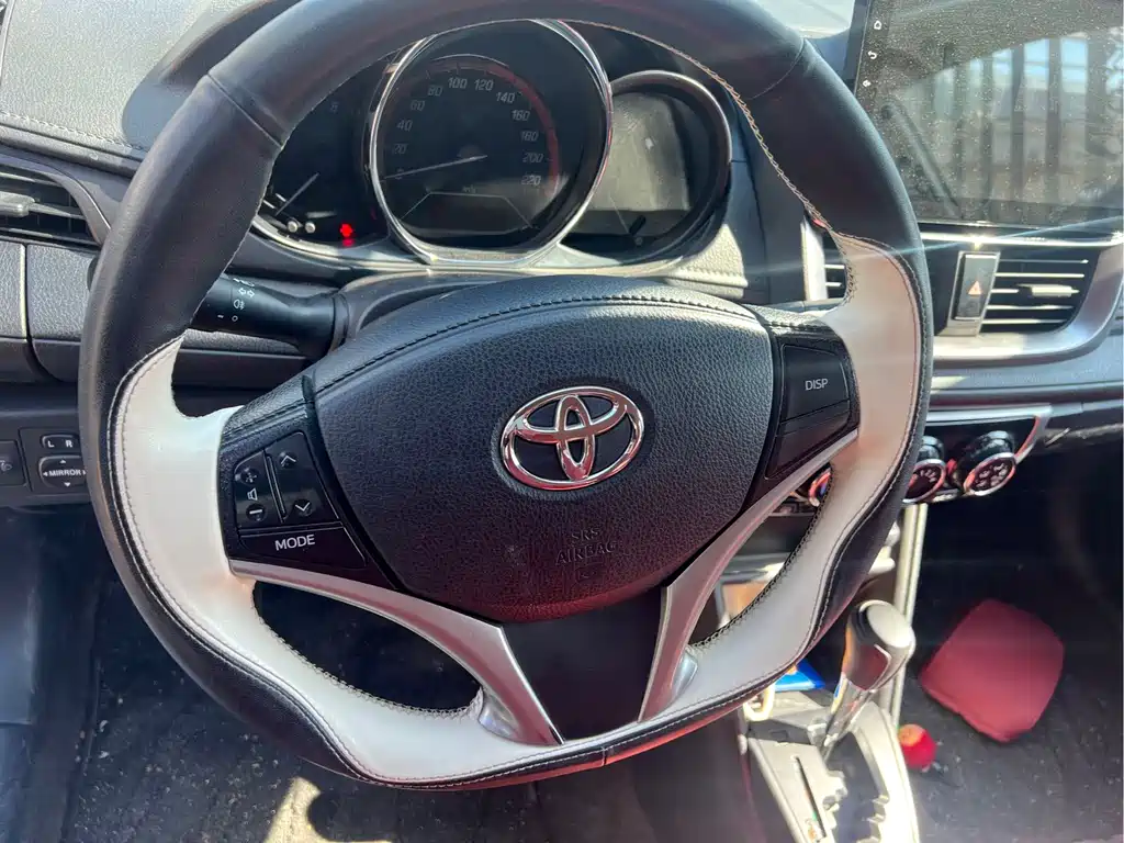 Toyota Yaris L 2022 — фото 10