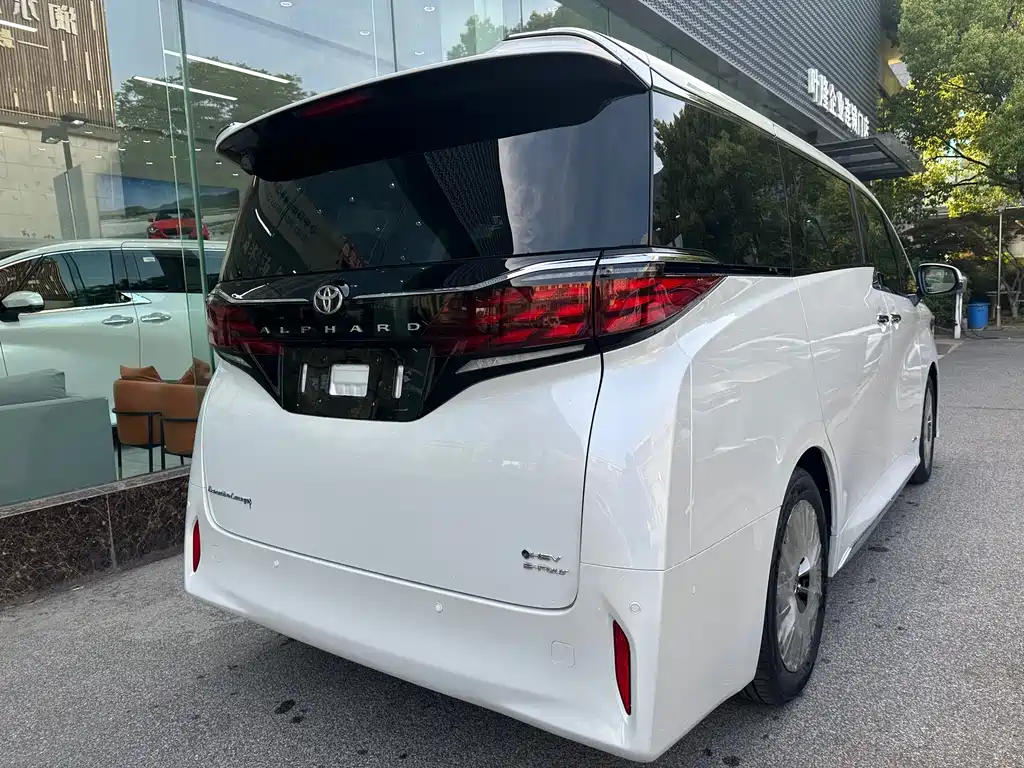 Toyota Alphard — фото 12