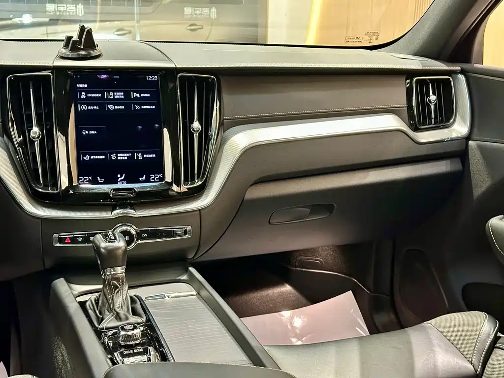 Volvo XC60 2020 — фото 15