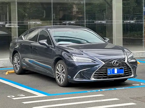 Lexus ES 2025