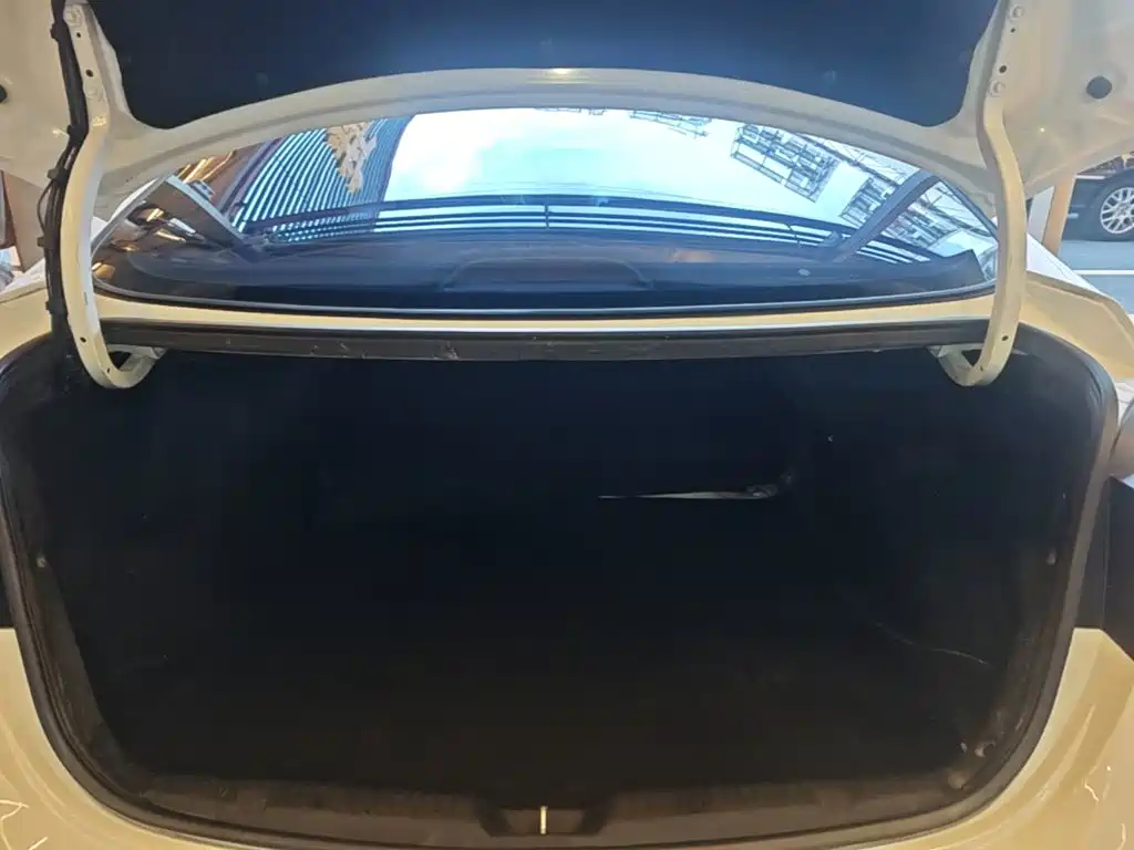 Hyundai Elantra 2016 — фото 19