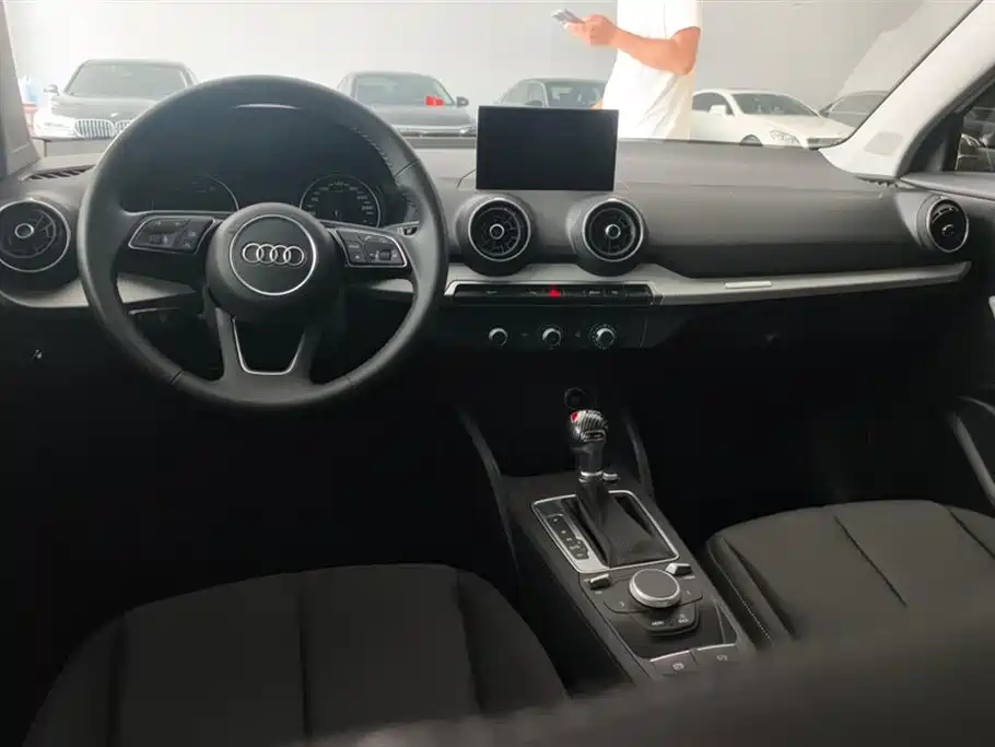 Audi Q2L 2021 — фото 12