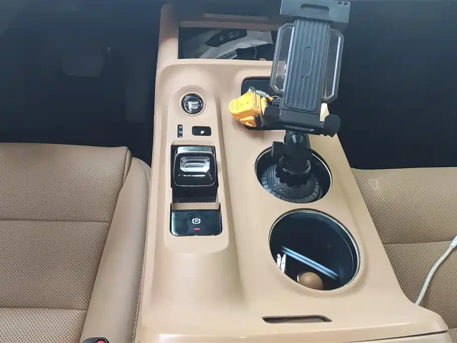 GAC Motor E8 PHEV 2024 — фото 16