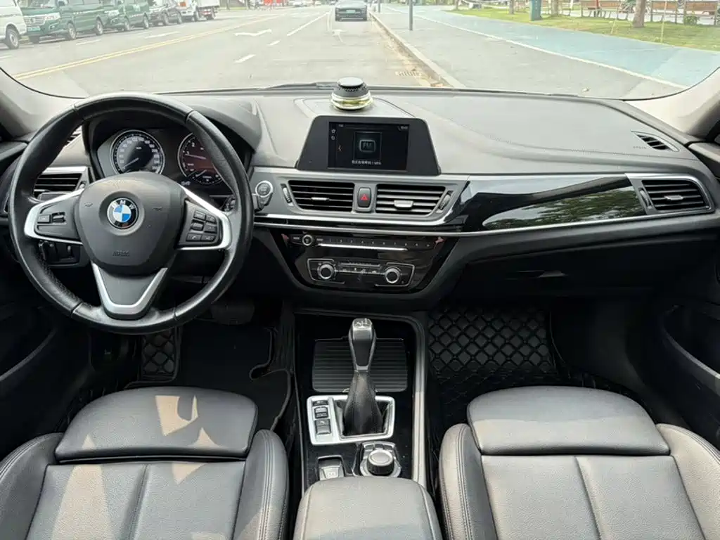 BMW 1 Series 2018 — фото 12